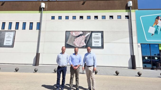 Javier Navarro visita Family Cash, patrocinador de la 10K de Tomelloso Alcalde Javier Navarro y concejal Benjamín de Sebastián visitando Family Cash, patrocinador de la 10K de Tomelloso