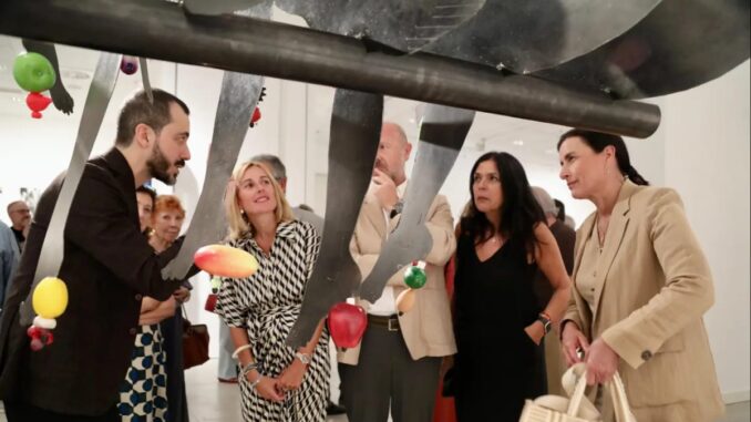 Inaugura exposición de la Colección Kells en el Centro de Arte en Alcobendas La alcaldesa de Alcobendas y la alcaldesa de Santander recorriendo la exposición de la Colección Kells en el Centro de Arte Alcobendas