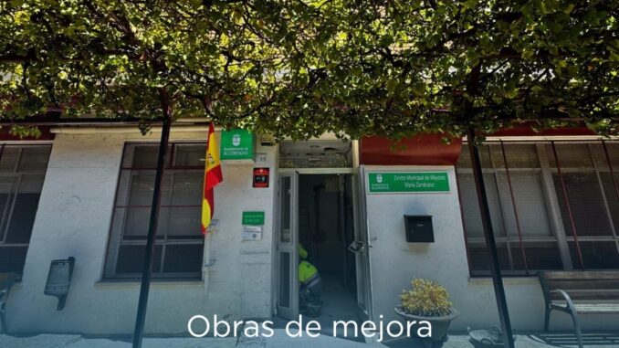 Renueva el Centro de Mayores María Zambrano durante el verano en Alcobendas Cartel informativo de las obras de mejora del Centro de Mayores María Zambrano de Alcobendas