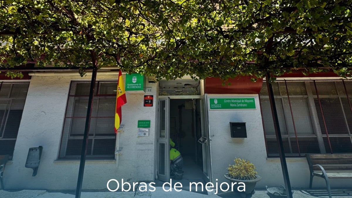 Cartel informativo de las obras de mejora del Centro de Mayores María Zambrano de Alcobendas