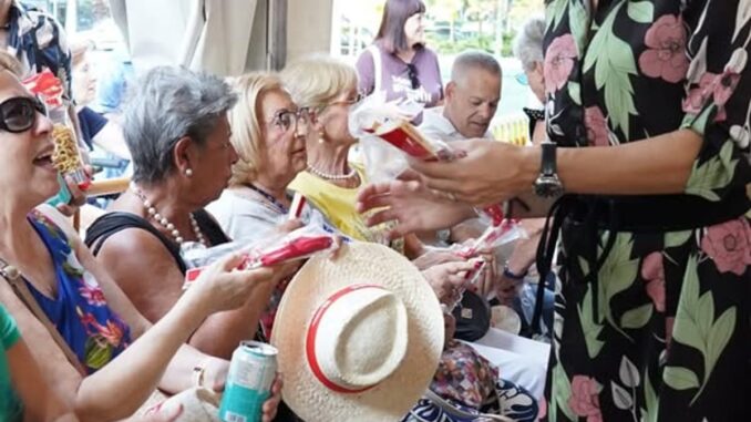 Cierra el primer fin de semana de Fiestas 2026 con sardinada, conciertos y ac... Participantes disfrutando de actividades en una carpa durante las Fiestas Alcorcón 2026