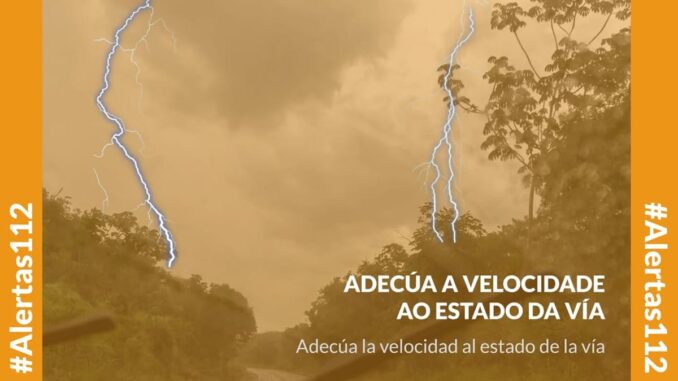 Cartel de alerta naranja 112 de la Xunta de Galicia recomendando adecuar la velocidad al estado de la vía por tormentas
