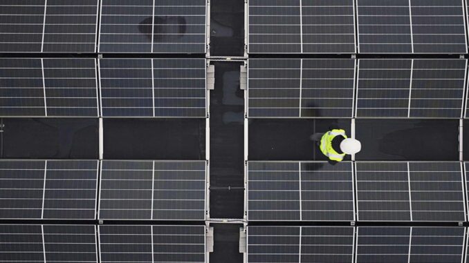 Suma 2.100 MW de energías renovables en seis meses en Andalucía Placas solares en Andalucía simbolizando el crecimiento de energías renovables en la región