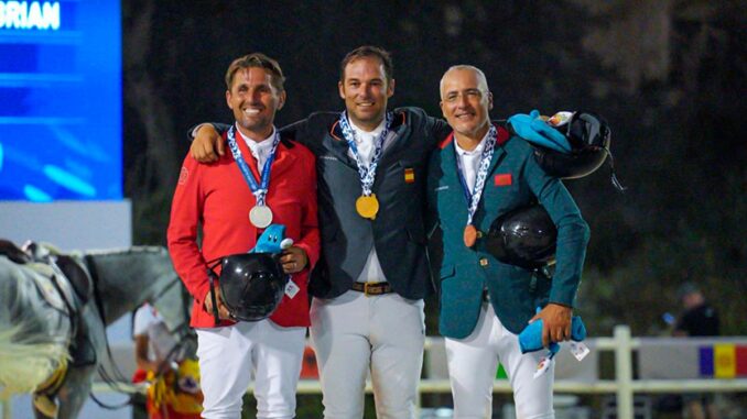 Logra doce deportistas en el podio de los Juegos Mediterráneos en Andalucía Tres jinetes en el podio de premiación de los Juegos Mediterráneos con medallas al cuello