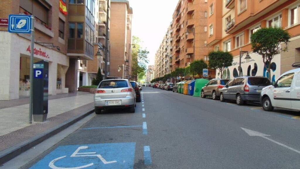 Señal de aparcamiento en zona regulada de Logroño