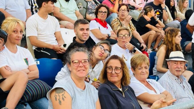 Vive el segundo día de encierro con las calles llenas en Arganda del Rey Multitud de espectadores en las gradas durante el segundo día de encierro en Arganda del Rey