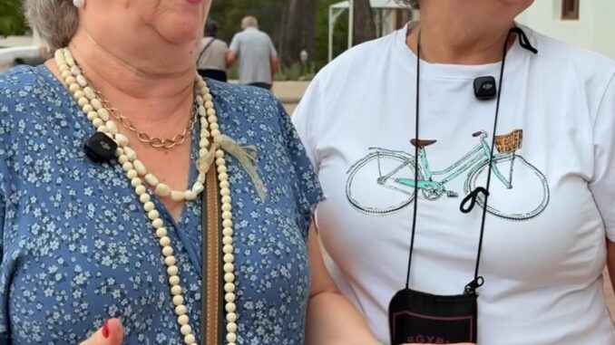 Arganda duplica plazas en su programa de termalismo para mayores Dos mujeres mayores sonrientes en un exterior con árboles de fondo, participantes en el programa de termalismo de Arganda del Rey