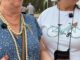 Dos mujeres mayores sonrientes en un exterior con árboles de fondo, participantes en el programa de termalismo de Arganda del Rey
