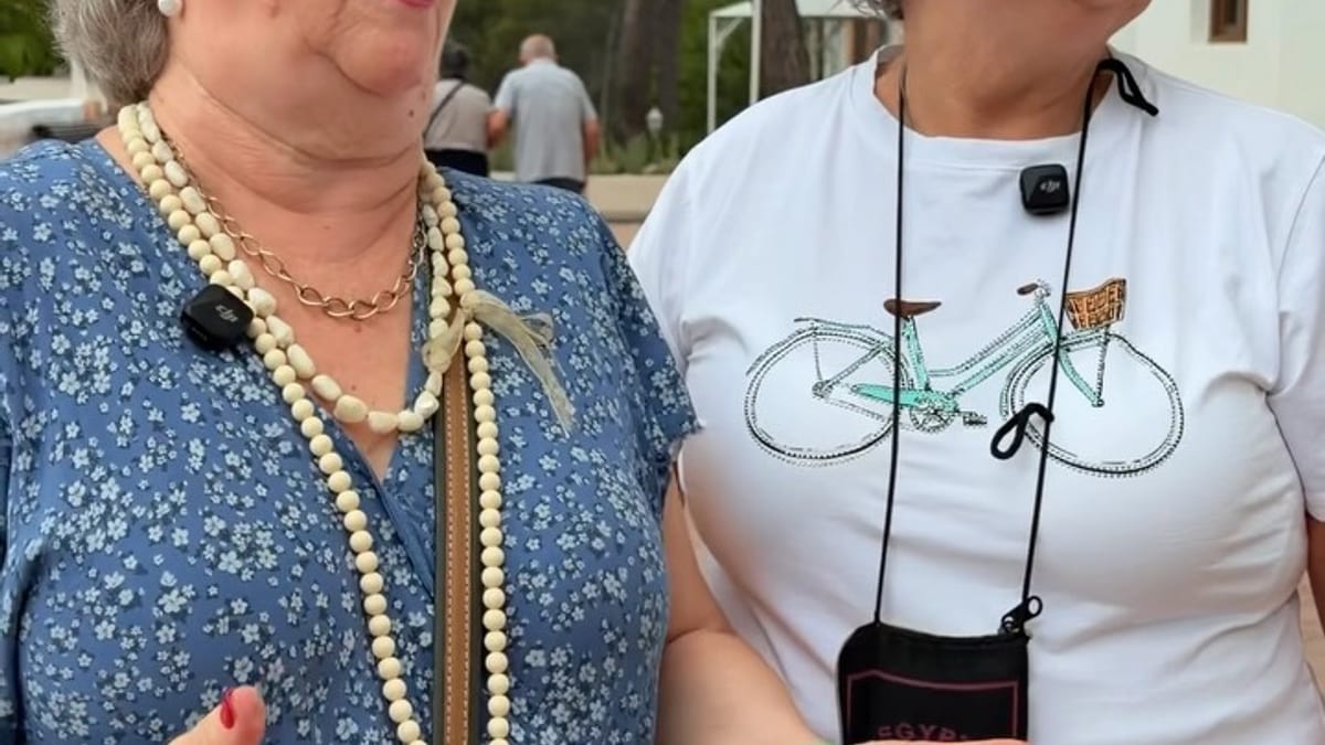 Dos mujeres mayores sonrientes en un exterior con árboles de fondo, participantes en el programa de termalismo de Arganda del Rey