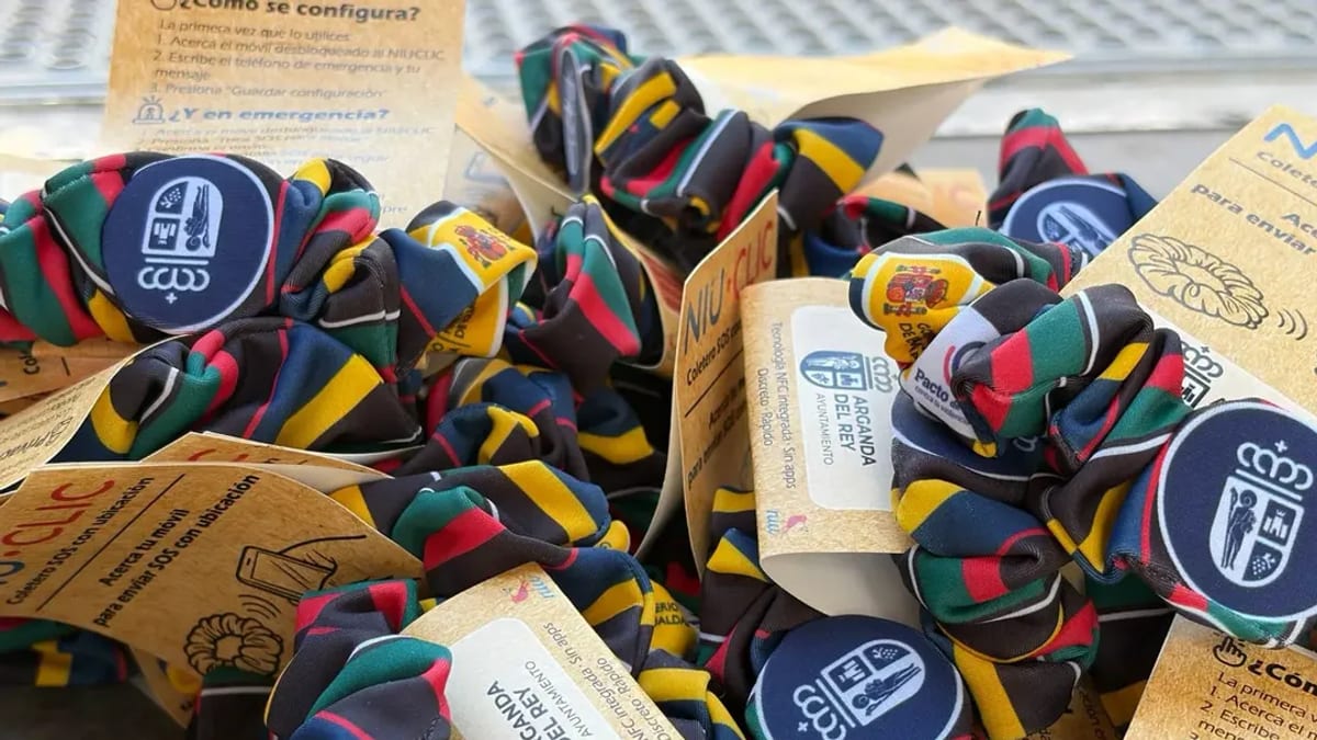 Pulsera de seguridad en colores tradicionales de Arganda del Rey con dispositivo NIUCLAC integrado para alerta a contactos de emergencia