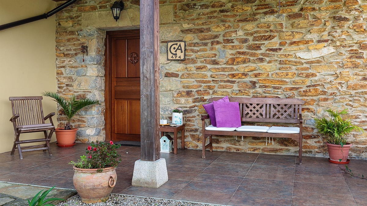 Cartel informativo sobre la convocatoria de Bonos de Turismo Rural del Gobierno de Asturias con referencias a naturaleza y turismo rural