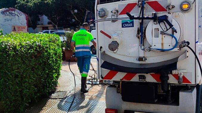 Calles de Ibiza durante labores de limpieza urbana. Servicios de limpieza municipal.