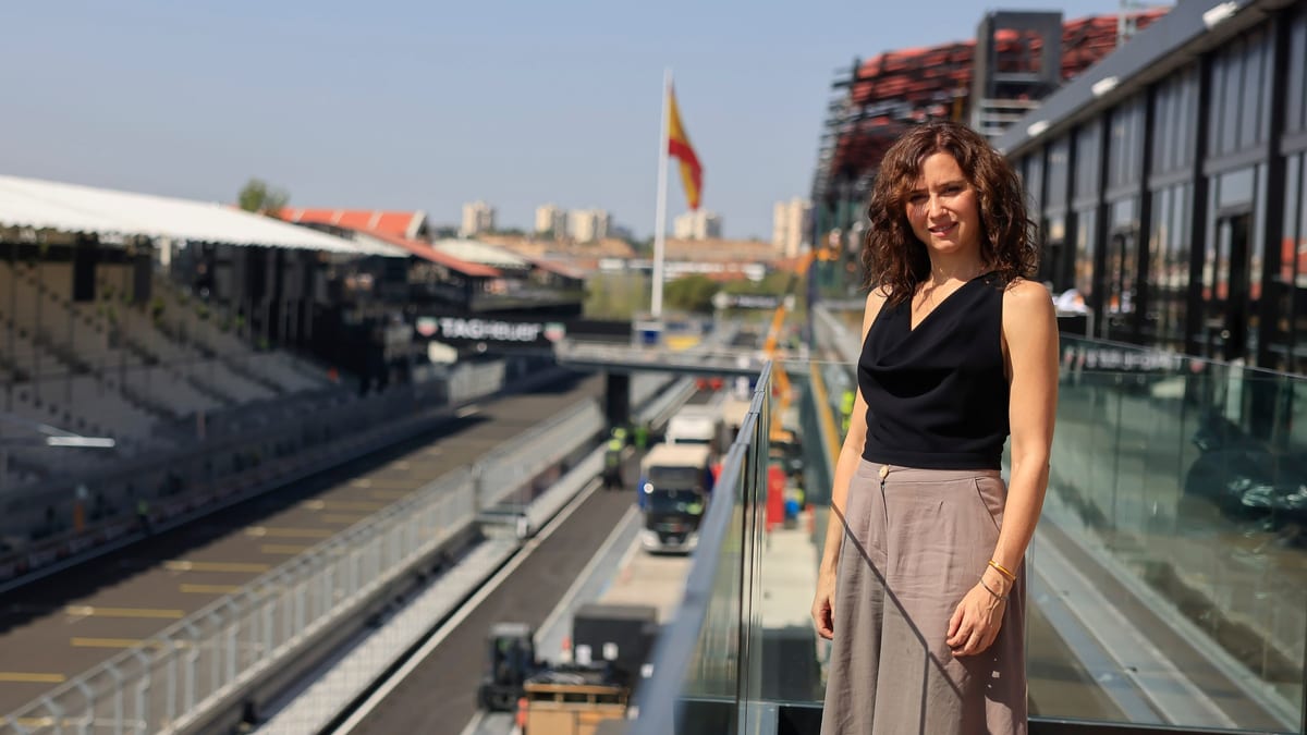 Presidenta Isabel Díaz Ayuso en el circuito MADRING durante la visita a los preparativos del Gran Premio de España de F1