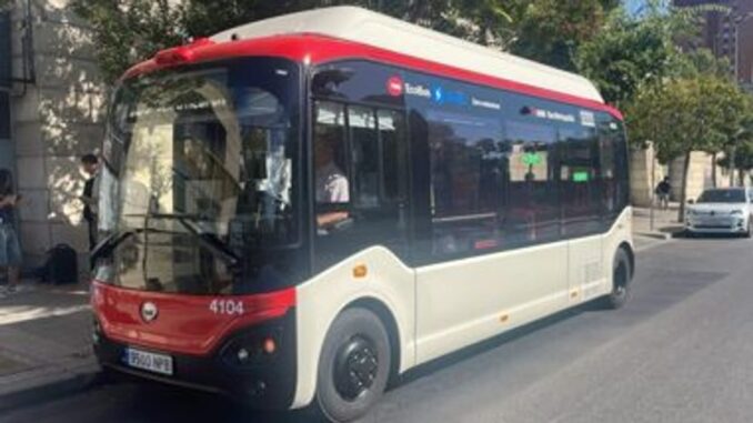 Estrena su primer autobús de barrio eléctrico en Barcelona Autobús eléctrico de barrio número 4104 circulando en Barcelona