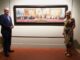 Dos personas posadas frente a un lienzo de gran formato en la sala de exposiciones del Museo de Bellas Artes de Sevilla