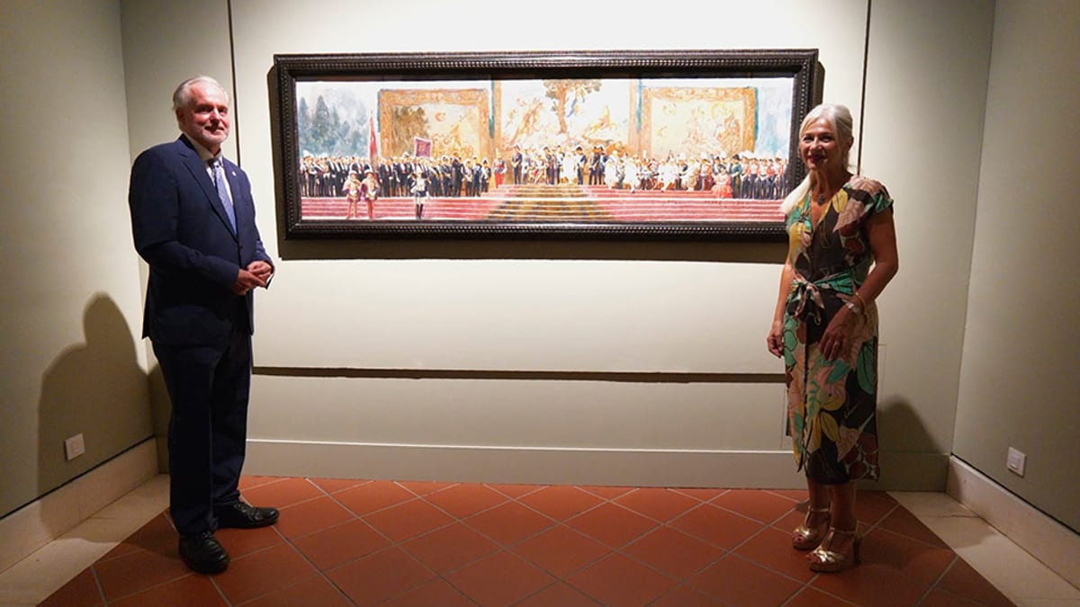 Dos personas posadas frente a un lienzo de gran formato en la sala de exposiciones del Museo de Bellas Artes de Sevilla