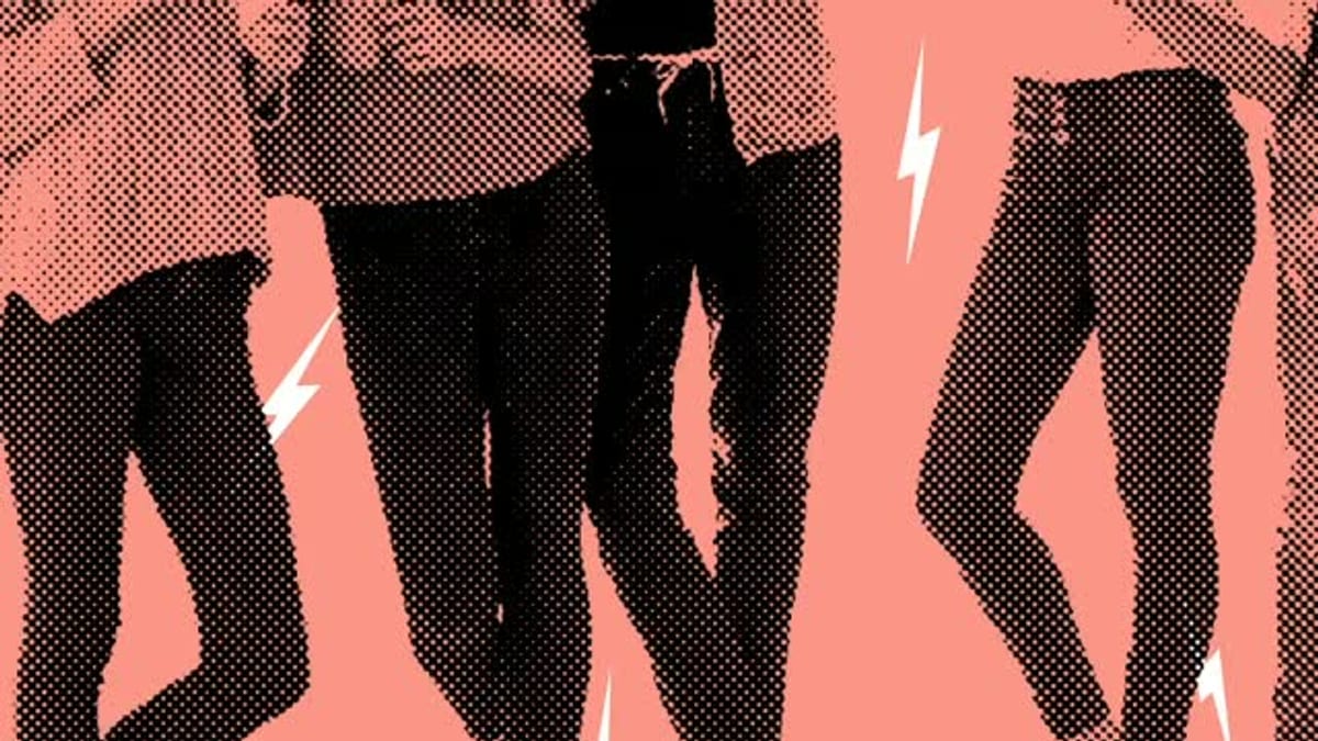 Cartel de la campaña 'No dejes rastro, deja huella' del Ayuntamiento de Bilbao con mensaje sobre limpieza en plazas y parques