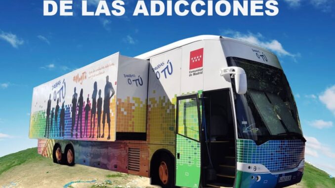 El Bus Drogas o Tú llega a Valdemoro para prevenir adicciones entre jóvenes Cartel del Bus Drogas o Tú en Valdemoro promocionando prevención de adicciones el 8 de septiembre