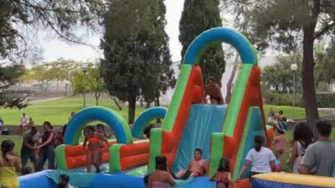 Fiesta de clausura de Cáceres al Fresco con asistentes disfrutando del evento estival en Cáceres