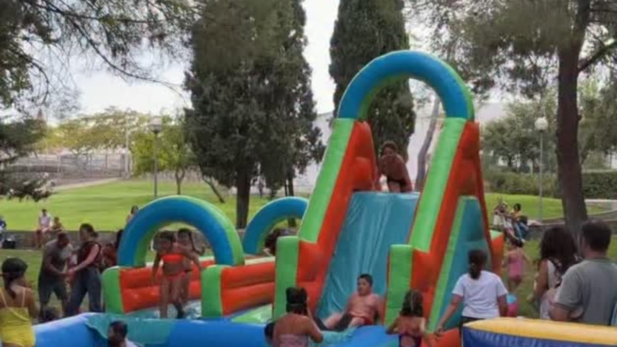 Fiesta de clausura de Cáceres al Fresco con asistentes disfrutando del evento estival en Cáceres