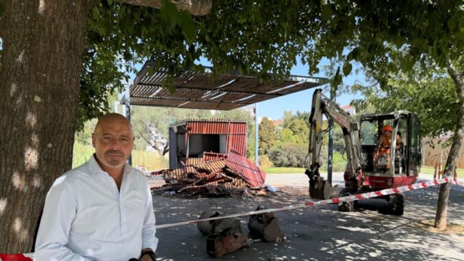 Cáceres instala dos aseos públicos autolimpiables en parques estratégicos Obras de instalación de aseos públicos autolimpiables en parques de Cáceres