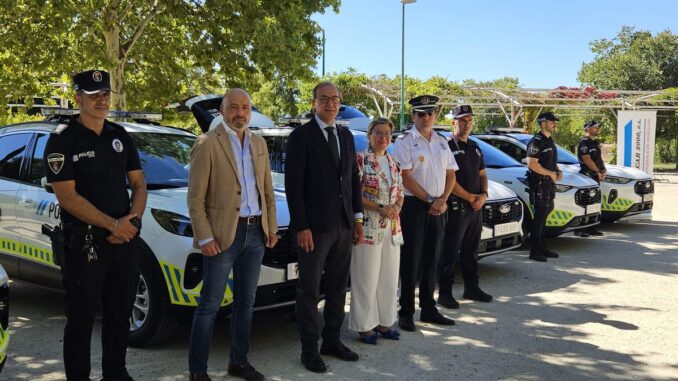 Cáceres incorpora nueve vehículos híbridos a la Policía Local Presentación de los nueve nuevos vehículos híbridos de la Policía Local de Cáceres en el Parque Padre Pacífico