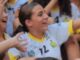 Equipo de baloncesto femenino en uniforme blanco y amarillo con números durante la presentación de equipos en el Foro de los Balbos de Cáceres