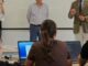 El alcalde Rafael Mateos Pizarro junto con estudiantes universitarios en la Facultad de Estudios de la Empresa de la Universidad de Extremadura