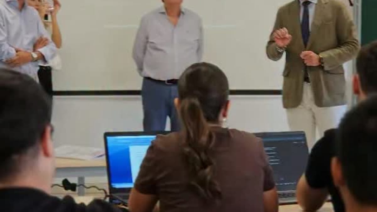 El alcalde Rafael Mateos Pizarro junto con estudiantes universitarios en la Facultad de Estudios de la Empresa de la Universidad de Extremadura