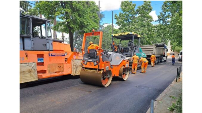 Cáceres inicia la segunda campaña de asfaltado con 6.559 metros cuadrados Maquinaria de construcción y vehículos de trabajo realizando tareas de asfaltado en una calle