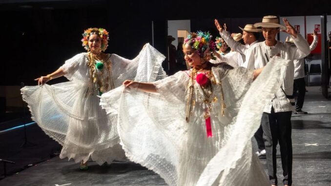 Celebra la Gala de Apertura del XXXI Festival de Folklore en Cádiz Gala de Apertura del XXXI Festival de Folklore Ciudad de Cádiz en el Teatro José María Pemán, con actuaciones de danza y música tradicional
