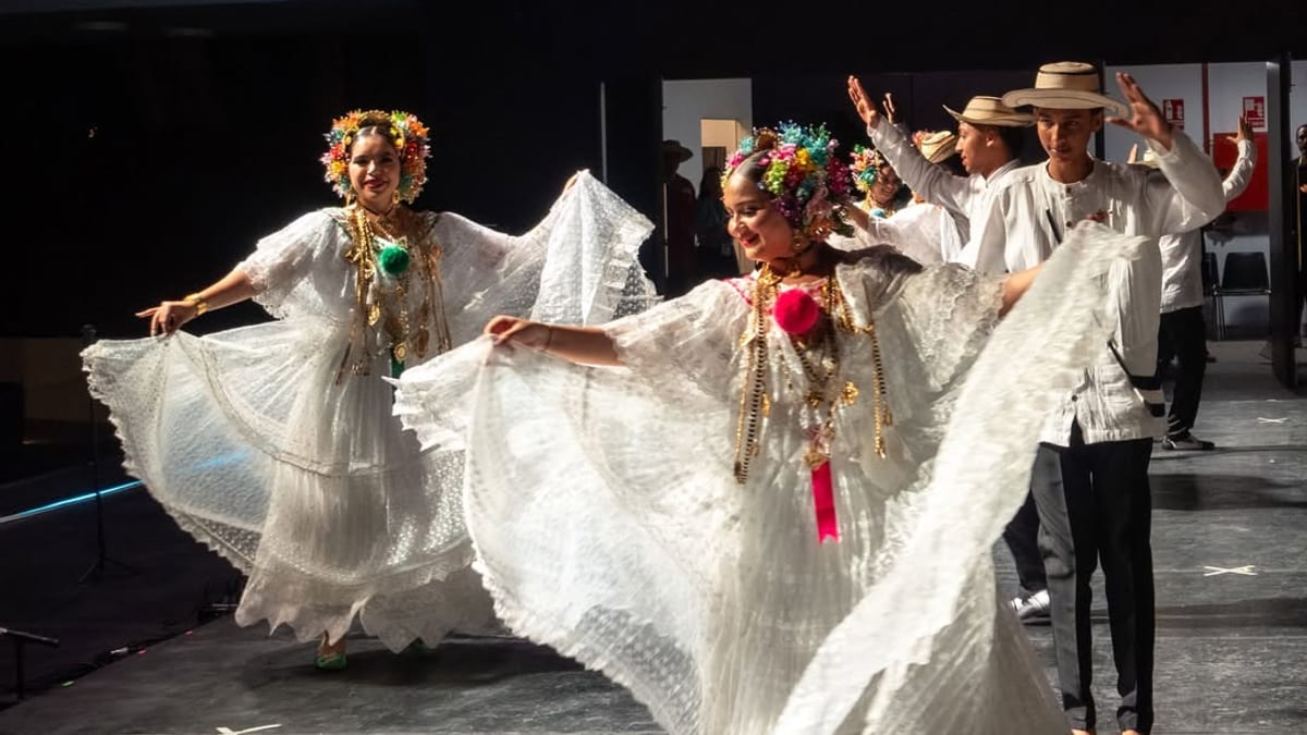 Gala de Apertura del XXXI Festival de Folklore Ciudad de Cádiz en el Teatro José María Pemán, con actuaciones de danza y música tradicional