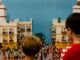 Diorama Playmobil que recrea una escena histórica de Cádiz con barcos, comerciantes y mercancías en el puerto