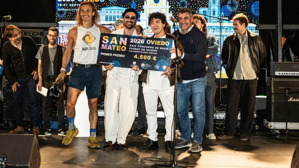 Acto de entrega de premios del XXIX Concurso de Rock Ciudad de Oviedo en la plaza de Feijoo con el concejal Daniel Tarrio