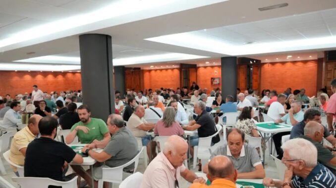 Cien parejas participan en el campeonato de Mus de Villaviciosa de Odón Sala llena de participantes jugando al Mus en mesas durante el campeonato organizado por el Ayuntamiento de Villaviciosa de Odón