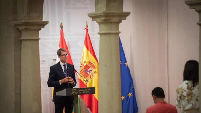 Gonzalo Capellán durante su reunión con los portavoces de grupos parlamentarios en el Parlamento de La Rioja