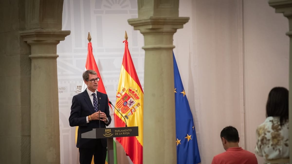 Gonzalo Capellán durante su reunión con los portavoces de grupos parlamentarios en el Parlamento de La Rioja