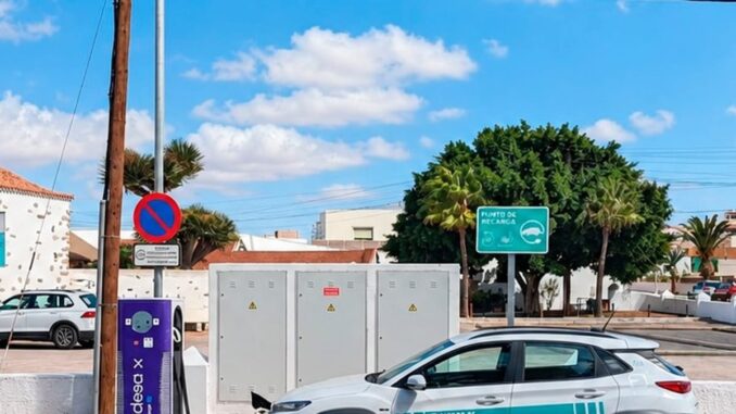 Antigua estrena cargador rápido de 50 kW para vehículos eléctricos Nuevo cargador rápido de 50 kW para vehículos eléctricos situado en Antigua, frente al Centro de Mayores