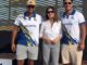 Competidores en el podio del torneo King & Queen Kzero12 by Bocana de vóley playa de Castellón, con el logo del Ayuntamiento de Castelló Esports visible