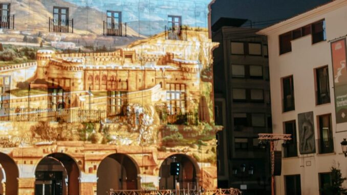 Castellón estrena videomapping del 775 aniversario en la Plaza Mayor Videomapping del 775 aniversario de Castellón iluminando la fachada de la Plaza Mayor