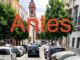 Calle Castilla de Triana con el nuevo adoquinado de Gerena completamente renovado