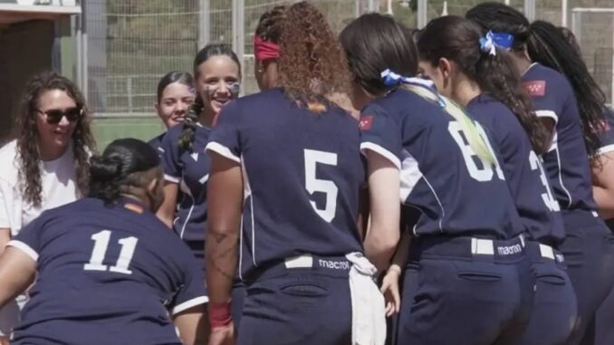 Equipo CBS Rivas en el campo celebrando el título de la Copa de la Reina de sófbol