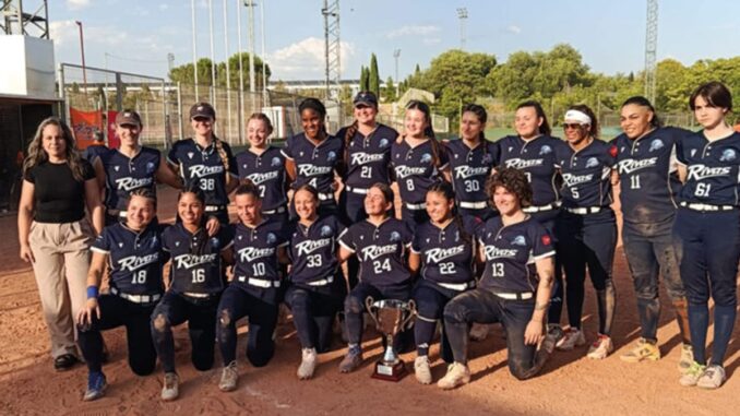 CBS Rivas iguala el récord histórico de ocho ligas de sófbol consecutivas Equipo femenino de sófbol CBS Rivas en uniforme negro tras conquistar su octava liga consecutiva