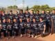 Equipo femenino de sófbol CBS Rivas en uniforme negro tras conquistar su octava liga consecutiva