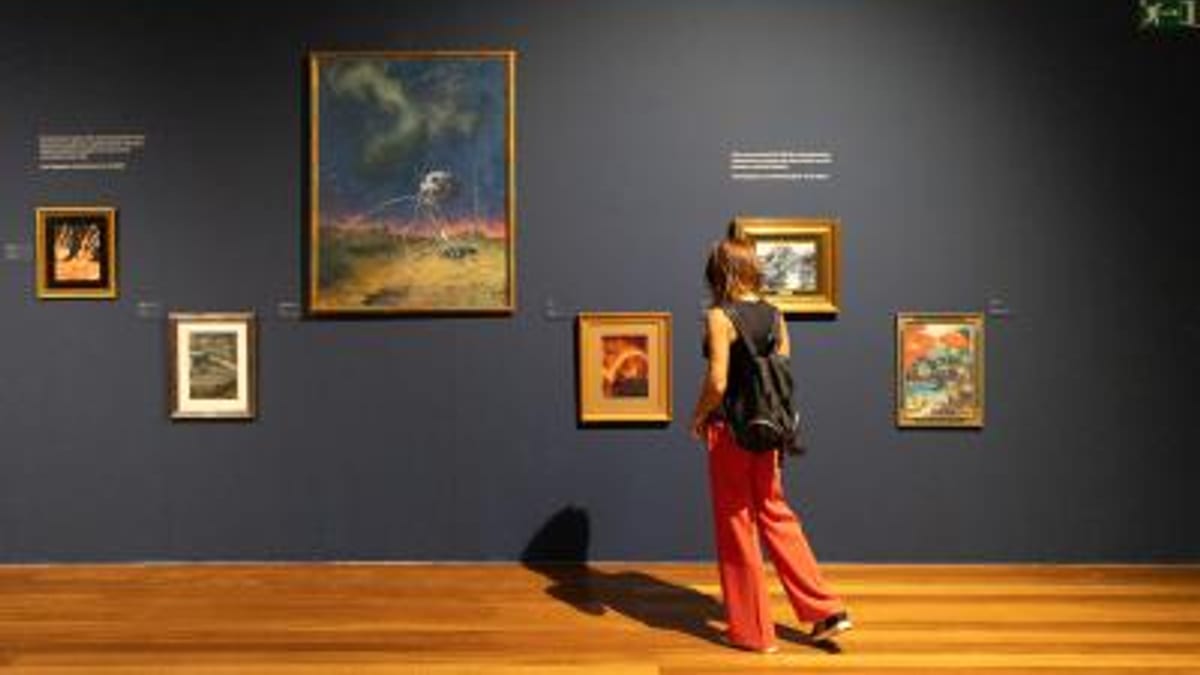 Visitante observa pinturas colgadas en la galería del Centre del Carme durante la exposición de José Segrelles