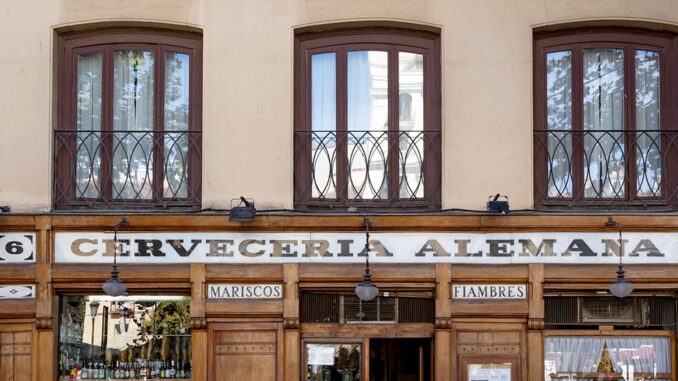 Cervecería Alemana: 120 años sirviendo cerveza en la Plaza de Santa Ana Fachada histórica de la Cervecería Alemana en la Plaza de Santa Ana, Madrid, con más de 120 años de trayectoria