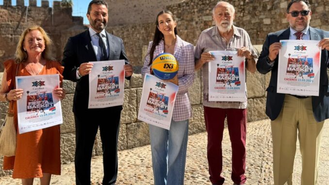 Baloncesto 3x3 CaixaBank llena la Plaza Mayor de Cáceres Presentación del Circuito 3x3 CaixaBank con cartel 'FIESTA BASKET CÁCERES 13.09.2026'
