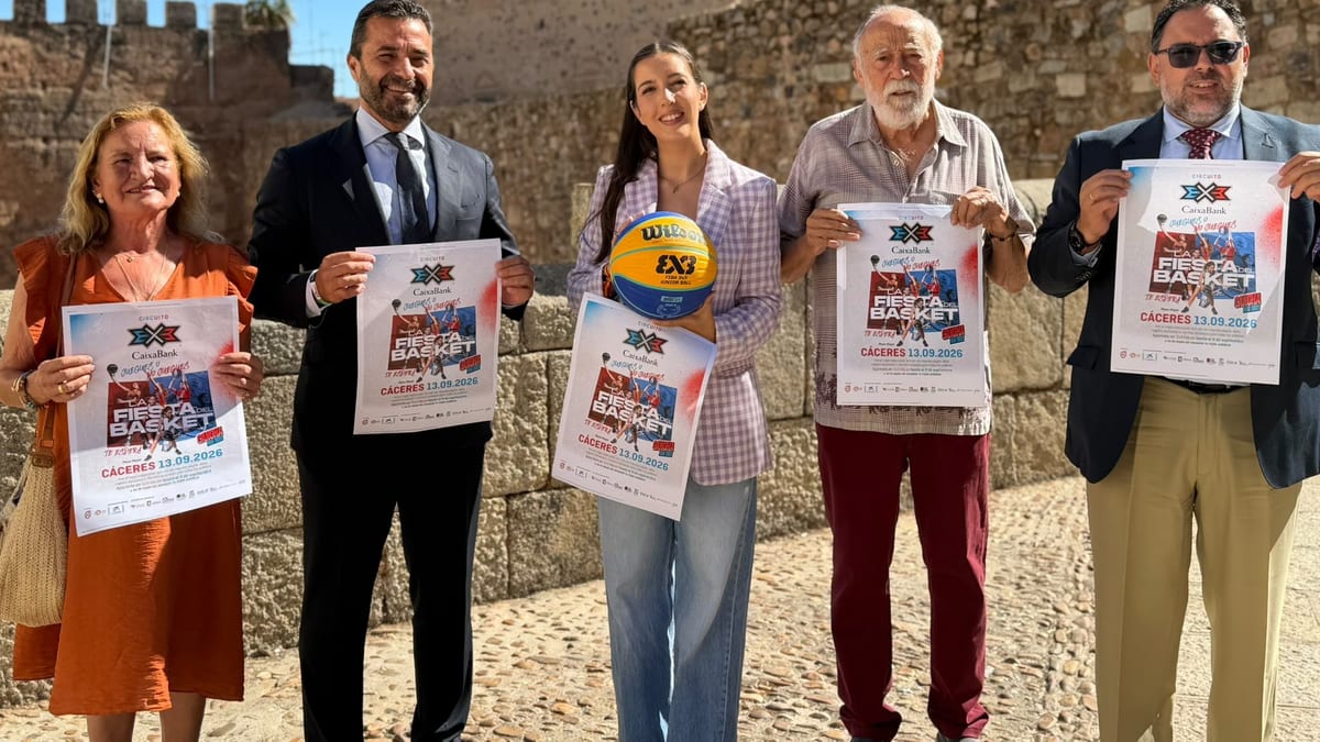 Presentación del Circuito 3x3 CaixaBank con cartel 'FIESTA BASKET CÁCERES 13.09.2026'