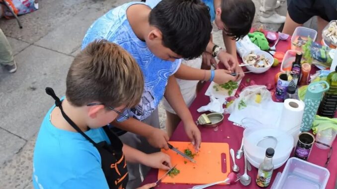 Villaviciosa de Odón cocina juntos platos orientales en las Fiestas 2026 Participantes cocinando juntos en la Plaza de la Constitución de Villaviciosa de Odón durante la actividad de las Fiestas 2026