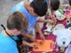 Participantes cocinando juntos en la Plaza de la Constitución de Villaviciosa de Odón durante la actividad de las Fiestas 2026